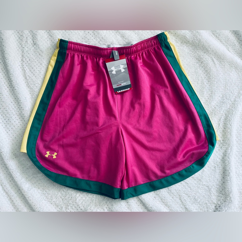 ✨Women’s small under armour heat gear pink color block gym shorts NWT!